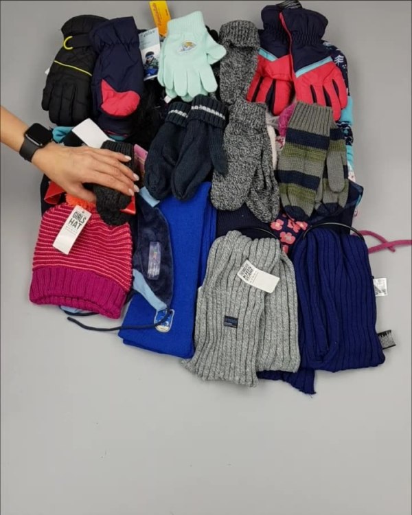 Фотография  438 - Шапки, шарфы, перчатки детские СТОК#3 кг, ЛОТ №2452 оптом в Новосибирске и Новосибирской области