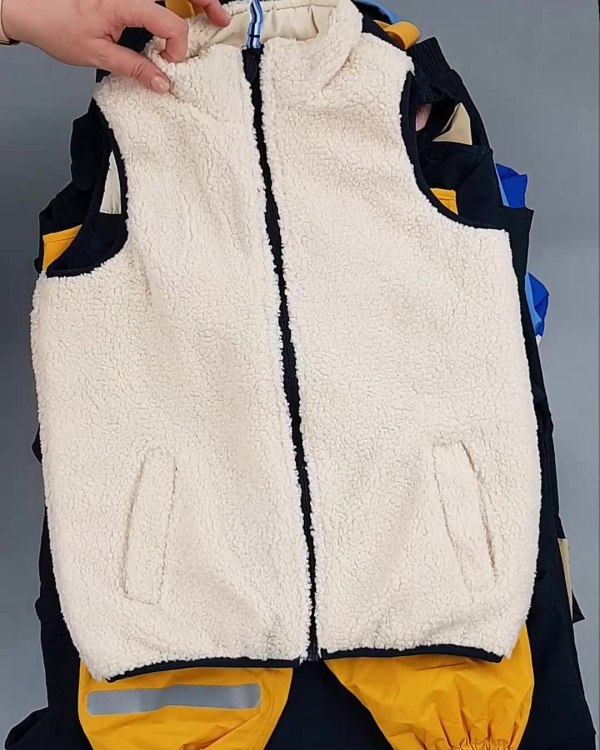 Фотография  583 - Верхняя одежда TCM kids 074#7 кг, ЛОТ №6681 оптом в Новосибирске и Новосибирской области