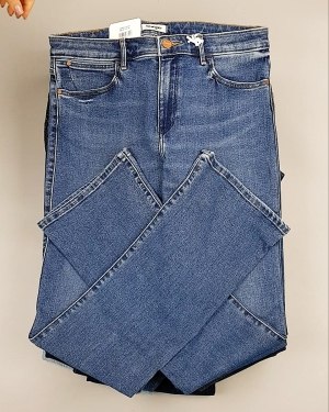 Фотография  123 - Джинсы WRANGLER м/ж#8,1 кг, ЛОТ №7011 оптом в Новосибирске и Новосибирской области