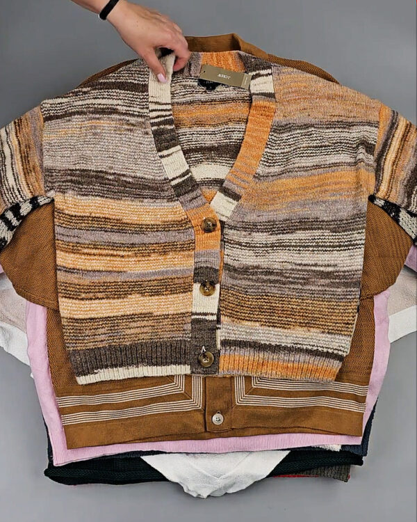 Фотография  594 - Джемпера СТОК CAN#10 кг, ЛОТ СТ-9915 оптом в Новосибирске и Новосибирской области